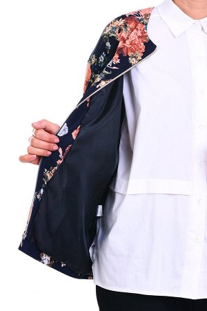 Куртка Эффектная стильная куртка из плотной ткани с крупным цветочным принтом. Модель на подкладке; прямого силуэта; с длинными втачными рукавами со спущенной линией плеча; круглым вырезом горловины; 