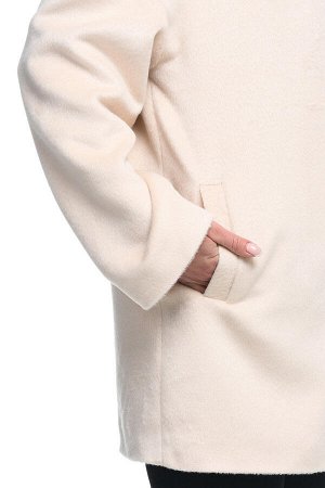 Полупальто Великолепное элегантное полупальто из нежной теплой ткани с большим содержанием шерсти. Модель прямого кроя; на подкладке; с втачными рукавами со спущенной линией плеча; боковыми карманами 