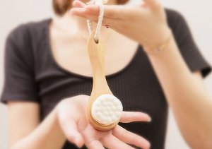 Массажная мягкая щеточка для умывания лица на деревянной основе