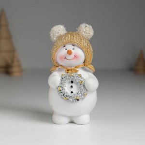 Фигурка полистоун «Снеговик в шапке с помпошками, с новогодним венком», 5.5x4x10 см