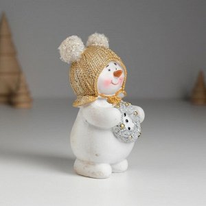 Фигурка полистоун «Снеговик в шапке с помпошками, с новогодним венком», 5.5*4*10 см