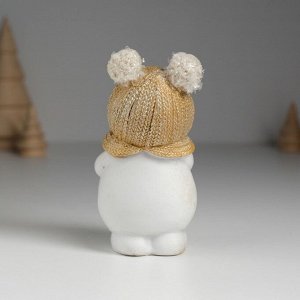 Фигурка полистоун «Снеговик в шапке с помпошками, с новогодним венком», 5.5*4*10 см