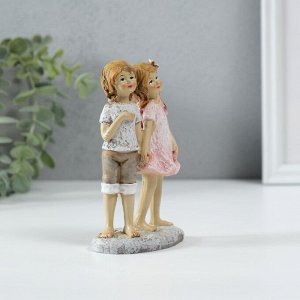 Сувенир полистоун "Мальчик с девочкой - дружба" 7,5х4,5х13 см