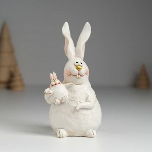Фигурка полистоун «Кролик белый толстячок с крольчонком на лапах», 5.5x5.5x11.5 см