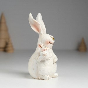 Фигурка полистоун «Кролик белый толстячок с крольчонком на лапах», 5.5x5.5x11.5 см