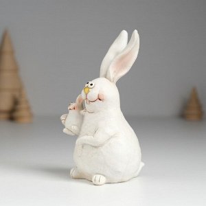 Фигурка полистоун «Кролик белый толстячок с крольчонком на лапах», 5.5x5.5x11.5 см