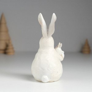 Фигурка полистоун «Кролик белый толстячок с крольчонком на лапах», 5.5x5.5x11.5 см