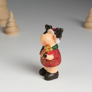 Фигурка полистоун «Оленёнок в красной шубе и зелёном шарфике», 7.5x4.2x7.5 см, МИКС