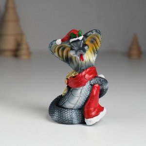 Фигурка полистоун «Змея тёмная в красной шапке и шарфике с монетками», 6.2x4.7x9 см, МИКС