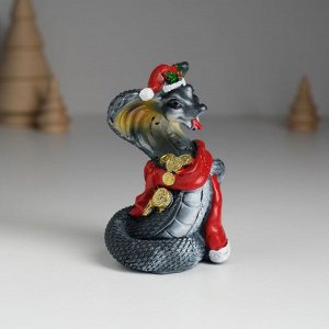 Фигурка полистоун «Змея тёмная в красной шапке и шарфике с монетками», 6.2x4.7x9 см, МИКС