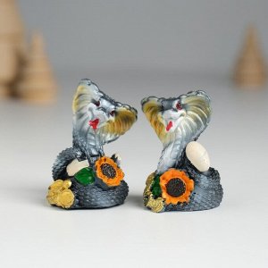 Фигурка полистоун «Змейка тёмная с подсолнухом», 7x3x4.3 см, МИКС