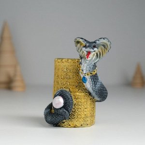 Фигурка-карандашница полистоун «Змея тёмная с жемчужиной на монетах», 6.8x6.5x9.3 см