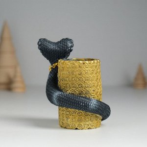 Фигурка-карандашница полистоун «Змея тёмная с жемчужиной на монетах», 6.8x6.5x9.3 см