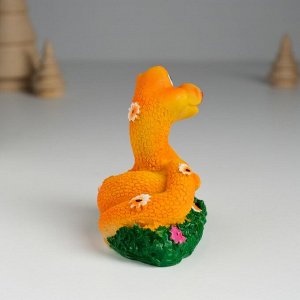 Фигурка полистоун «Змей оранжевый с цветочками на траве», 6x5.8x8.8 см