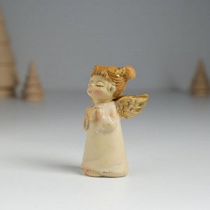 Сувенир полистоун "Ангелочек в бежевой сорочке с сердечком" 4,8х2,8х6,5 см