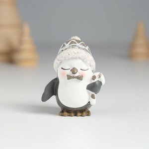 Фигурка полистоун «Пингвин в шапке, с леденцом», 3.5x2.5x4.6 см