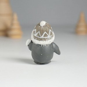 Фигурка полистоун «Пингвин в шапке, с леденцом», 3.5x2.5x4.6 см