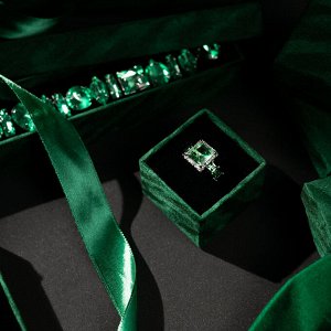 Коробочка подарочная под кольцо/серьги «Бархат», 5x5 (размер полезной части 4.2x4.2 см), зелёная, вставка чёрная