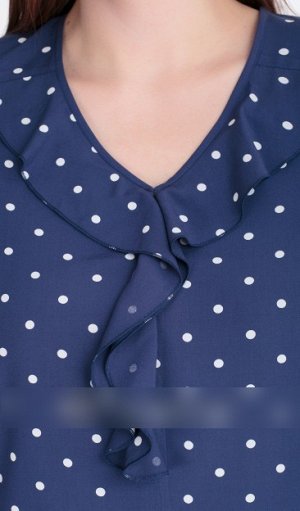 Блузка Район 60% хлопок 40% Рост: 164 см. Блузка женская полуприлегающего силуэта, с V-образным вырезом горловины, окантованным бейкой, со средним швом, с горизонтальными кокетками и декоративными рюш