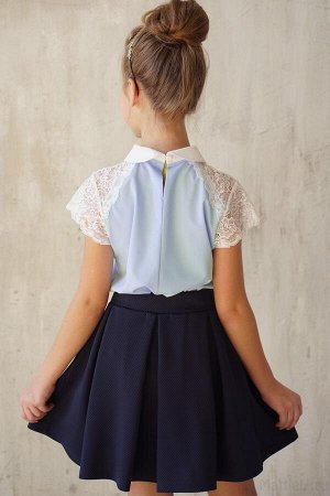 Блузка Нарядная блузка для девочки выполнена из текстиля - шелковистая, малосминаемая, эластичная ткань. Короткий рукав- крылышко выполнен из ажурного кружева, кружевная кокетка создает нежный и элега