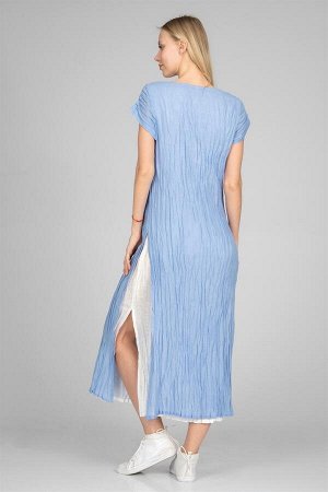 Платье Состав: лен
Длинное летнее платье выполнено из жатой льняной ткани с двойной юбкой голубого и белого цвета, с кокеткой в технике синель. Платье выполнено в форме трапеции с глубокими разрезами 
