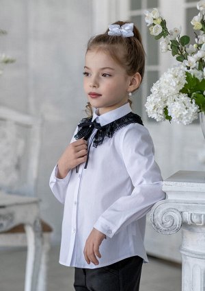 Блузка Состав: 45% хлопок, 35% полиамид, 20% полиэстерБлузка для девочек младшего школьного возраста, прямого силуэта, с длинными рукавами на манжетах. Изюминкой модели является съемный кружевной наря