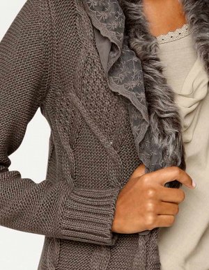 1к Linea Tesini  Кардиган, серый  We love it - актуальная мода удлиненного кардигана. Грубоватая вязка с косами. Накладные карманы. Вырез с отделкой из искусственного меха и двойные шифоновые воланы и