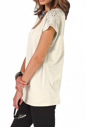 1r Блузка, кремовая ALBA MODA Подчеркнуто экстравагантная блузка с кружевными вставками в тон и деревянными бусинами и ракушками на плечах. Вертикальная строчка посередине сзади придает спортивный хар