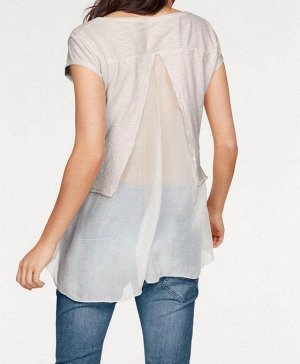 1r Блузка, кремовая PLEASE Женственная блузка с прозрачной вставкой из нежного шелка. Эффектная спинка с полупрозрачной шелковой вставкой. Волан по канту. Края роликом. Обрамляющий фигуру силуэт с шир