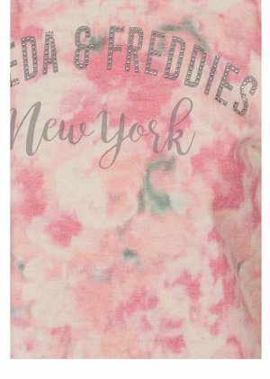 1r Толстовка, розовая Frieda & Freddies Авангардная основа женственной толстовки с привлекательным рисунком под батик. Логотип спереди с блестящей отделкой. Обрамляющий фигуру силуэт с крулым вырезом 