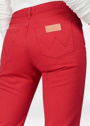 1r Джинсы 7/8, красные Wrangler Идеальный летний цвет и модная длина 7/8. Вшитый пояс на пуговицах со шлевками и потайной застежкой на пуговицах. Кожаная нашивка с логотипом на заднем кармане. Длина п