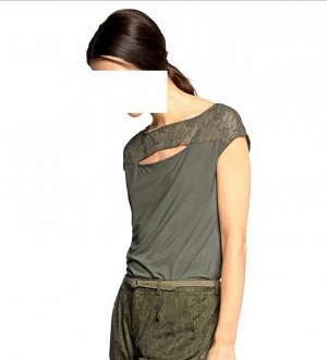 1r Блузка, оливковая ALBA MODA Женственно и современно. Соблазнительная блузка из мягкого материала со вставкой из эластичного кружева на плечах и спинке. Поперечный разрез спереди и сзади. Спинка под