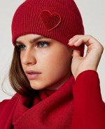 Вязаная шапочка с нашивкой в виде сердца