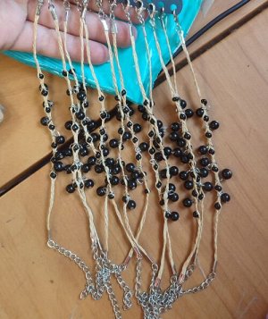 Плетеный браслет из ротанга с черными бусинами из натурального камня