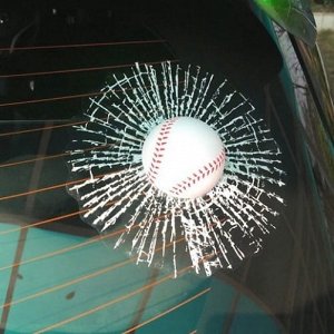 Наклейка на автомобиль "Разбитое стекло"