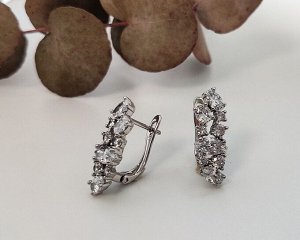 Серьги Вставка: Цирконы
Материал изделия: ювелирный сплав
Размер: 2 см
Вид(модель) сережек: Английский замочек

Красивые серьги с благородными цирконами изготовлены из специального гипоаллергенного 