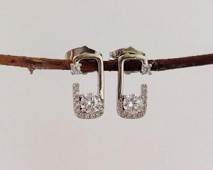 Серьги Вставка: Цирконы
Материал изделия: ювелирный сплав
Размер: 1.2 см
Вид(модель) сережек: Гвоздики

Красивые серьги с благородными цирконами изготовлены из специального гипоаллергенного ювелирно