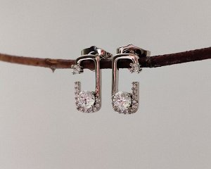 Серьги Вставка: Цирконы
Материал изделия: ювелирный сплав
Размер: 1.2 см
Вид(модель) сережек: Гвоздики

Красивые серьги с благородными цирконами изготовлены из специального гипоаллергенного ювелирно