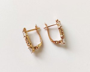 Серьги Вставка: Цирконы
Материал изделия: ювелирный сплав
Размер: 1.5 см
Вид(модель) сережек: Английский замочек

Красивые серьги с благородными цирконами изготовлены из специального гипоаллергенног