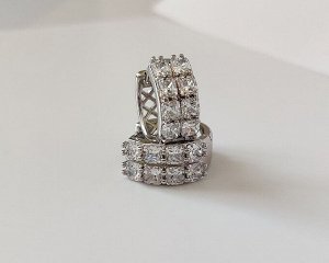 Серьги Вставка: Цирконы
Материал изделия: ювелирный сплав
Размер: 1.5 см
Вид(модель) сережек: Кольца

Красивые серьги с благородными цирконами изготовлены из специального гипоаллергенного ювелирного