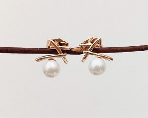 Серьги Вставка: Жемчуг Майорика 0.5 см
Материал изделия: ювелирный сплав
Размер: 1 см
Вид(модель) сережек: Гвоздики

Красивые серьги с благородными цирконами изготовлены из специального гипоаллерген