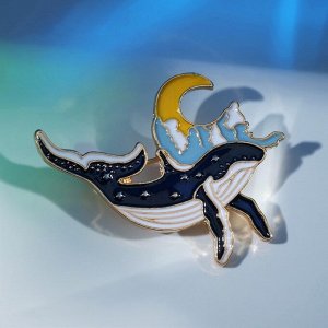 Брошь «Кит» месяц, цветная в золоте
