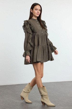 Мини-плетеное платье с простыми кружевными деталями