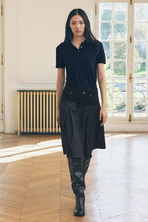 Топ Цвет как на первом фото БАЗОВАЯ ФУТБОЛКА ПОЛО ИЗ 100% ШЕРСТИ (BASIC POLOSHIRT AUS 100 % WOLLE) Рубашка-поло из чистой шерсти. Отложной воротник. Короткие рукава. Пуговицы спереди. Ребристые манжет