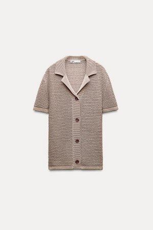 Топ Цвет как на первом фото ТРИКОТАЖНАЯ КУРТКА ОВЕРСАЙЗ С ВОРОТНИКОМ ПОЛО (OVERSIZE-JACKE AUS STRICK MIT POLOKRAGEN) Свободная куртка-поло с отложным воротником и короткими рукавами. Планка на пуговиц