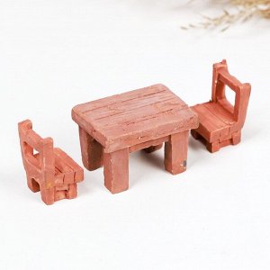 Набор фигурок полистоун TAKE IT EASY «Стол и стулья», 3 предмета, 2x2x2 см