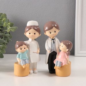 Фигурка полистоун «Милый доктор с маленьким пациентом», 5x7.5x15 см, МИКС