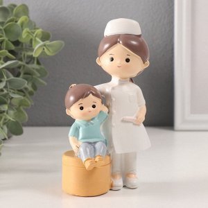 Фигурка полистоун «Милый доктор с маленьким пациентом», 5x7.5x15 см, МИКС