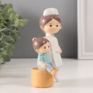 Фигурка полистоун «Милый доктор с маленьким пациентом», 5x7.5x15 см, МИКС
