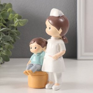 Фигурка полистоун «Милый доктор с маленьким пациентом», 5x7.5x15 см, МИКС